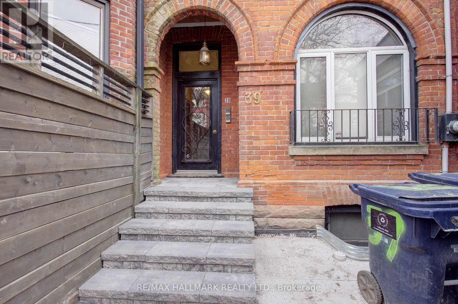 Upper - 39 Grange Avenue, Toronto, Ontario  M5T 1C6 - Photo 1 - C12682616