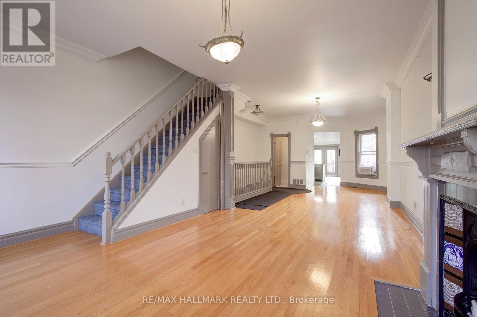 Upper - 39 Grange Avenue, Toronto, Ontario  M5T 1C6 - Photo 15 - C12682616