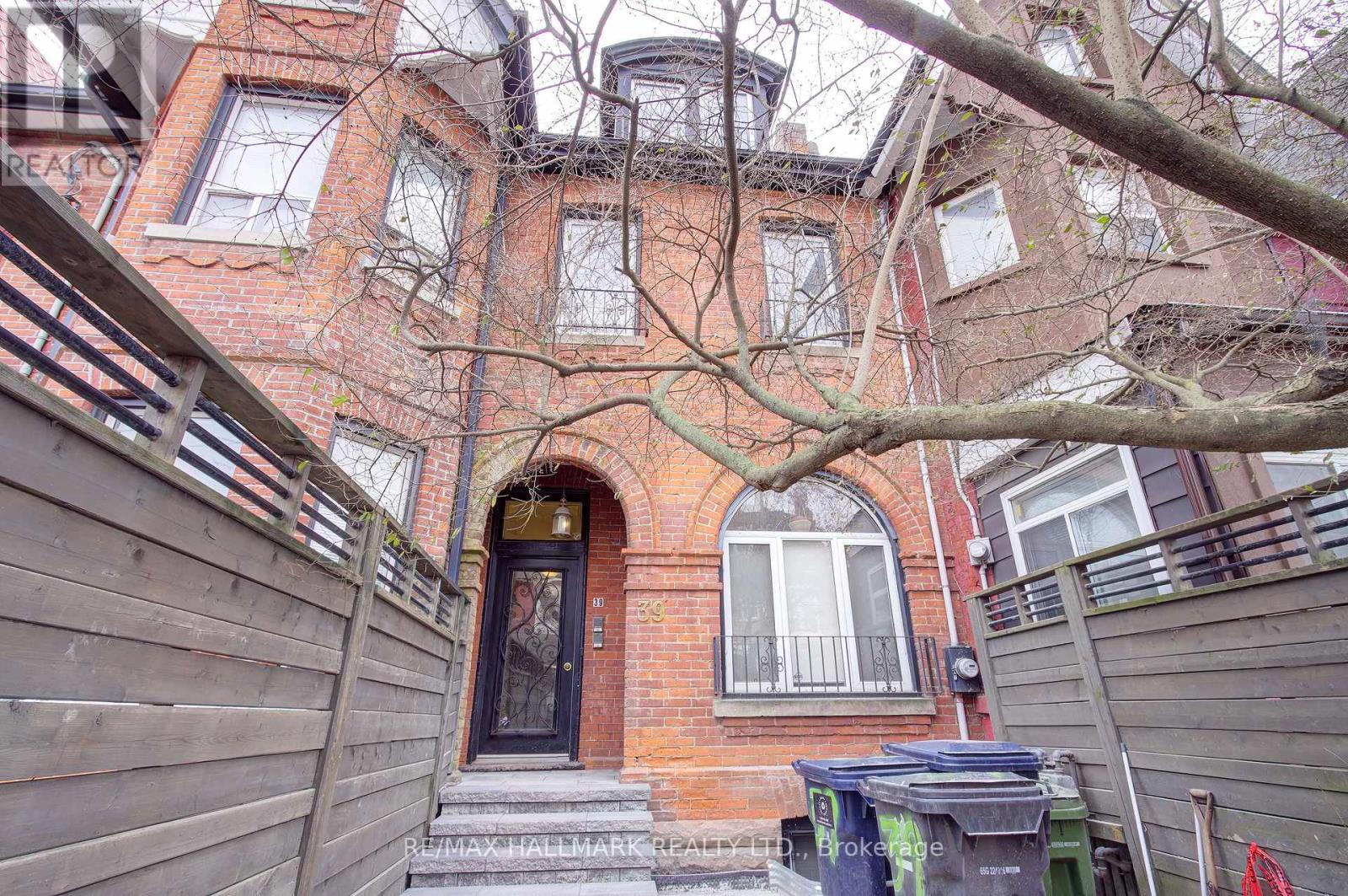 Upper - 39 Grange Avenue, Toronto, Ontario  M5T 1C6 - Photo 2 - C12682616