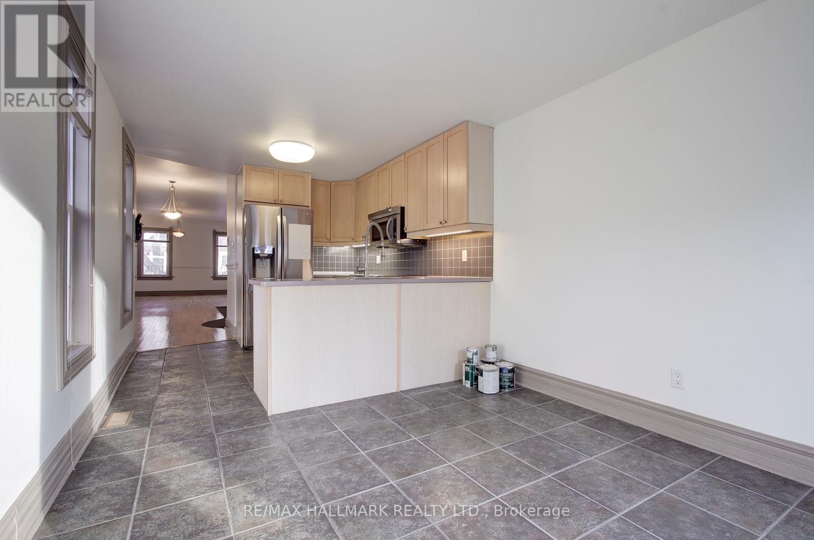 Upper - 39 Grange Avenue, Toronto, Ontario  M5T 1C6 - Photo 21 - C12682616