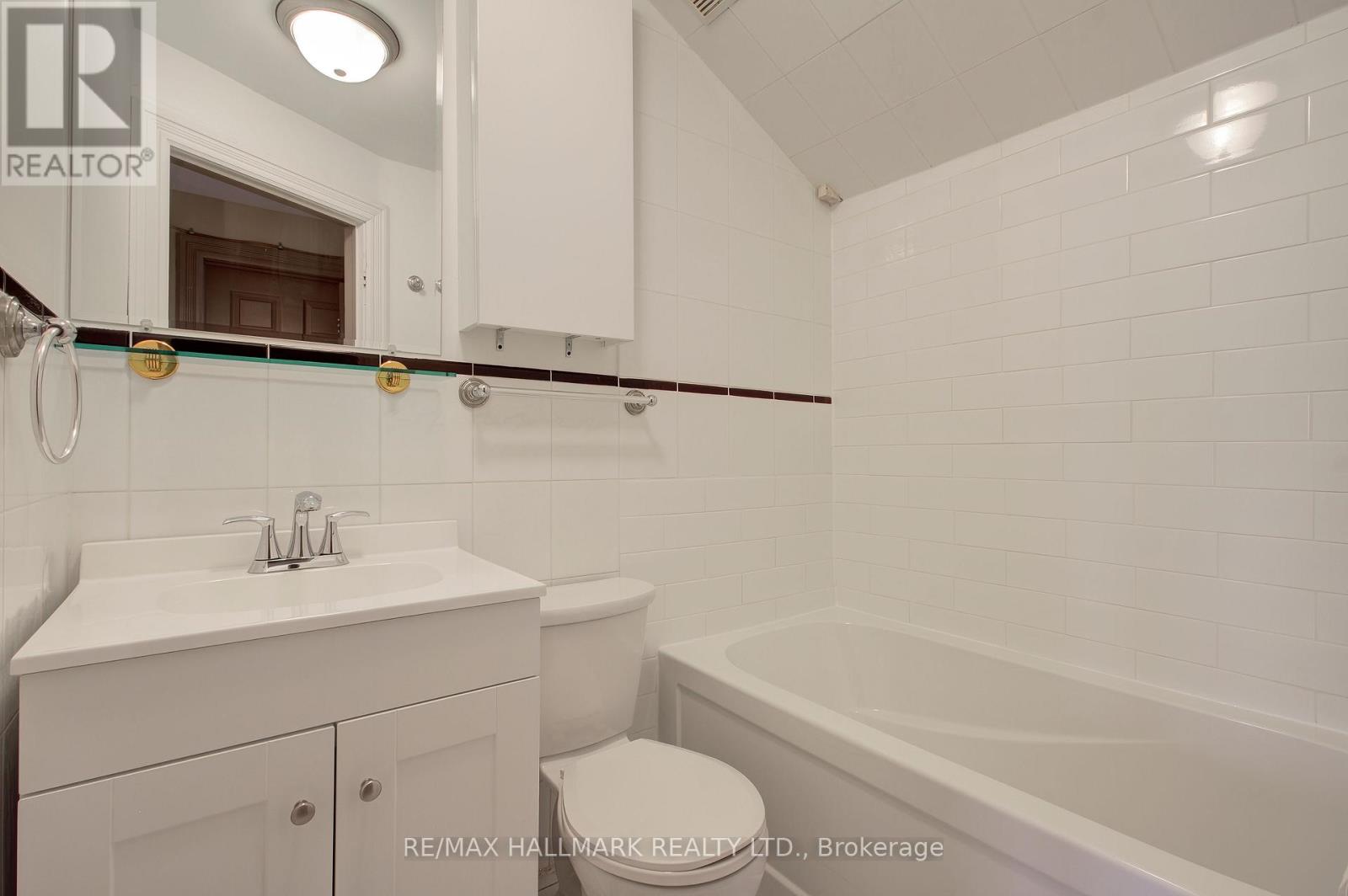 Upper - 39 Grange Avenue, Toronto, Ontario  M5T 1C6 - Photo 37 - C12682616