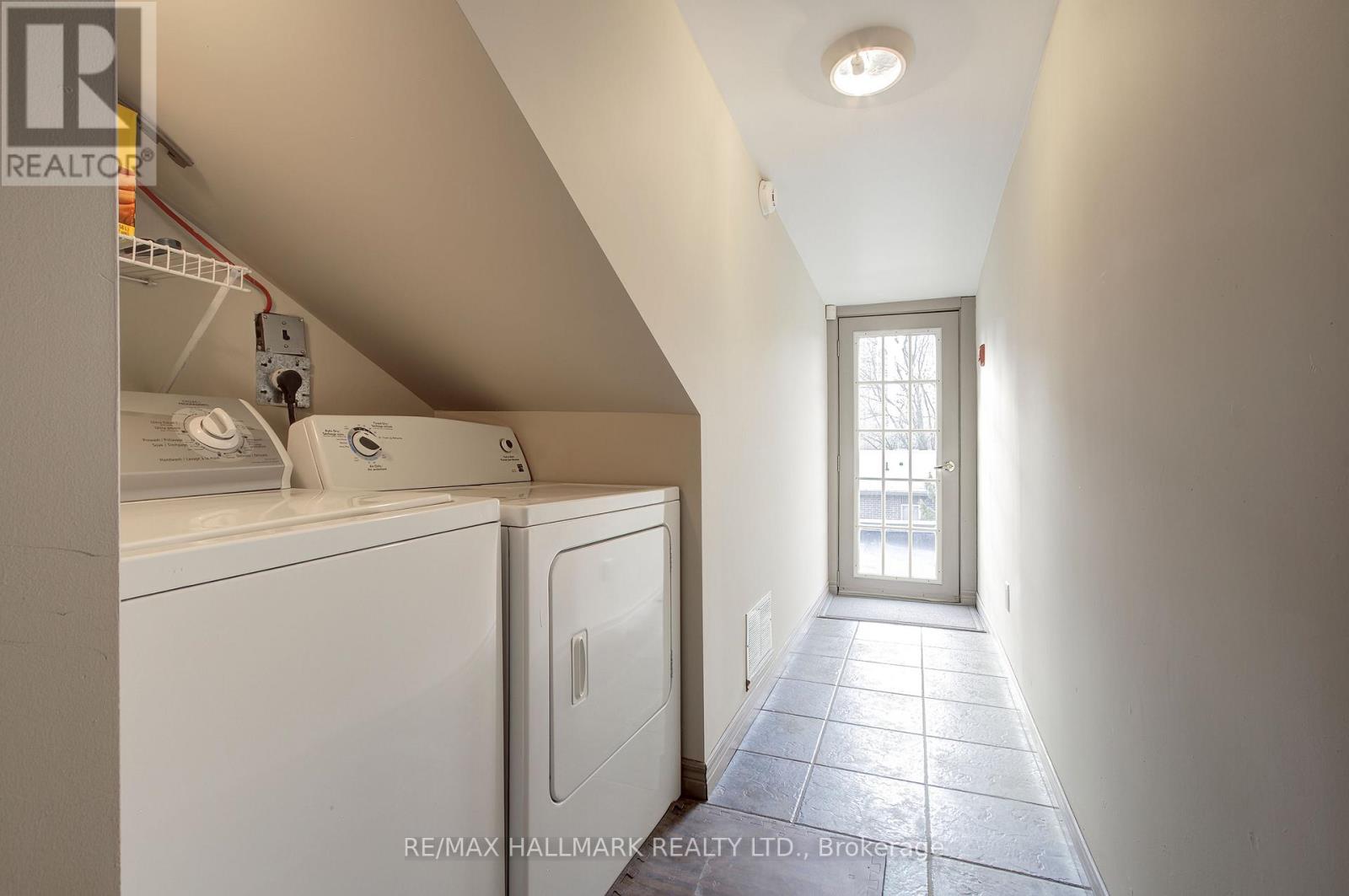Upper - 39 Grange Avenue, Toronto, Ontario  M5T 1C6 - Photo 39 - C12682616