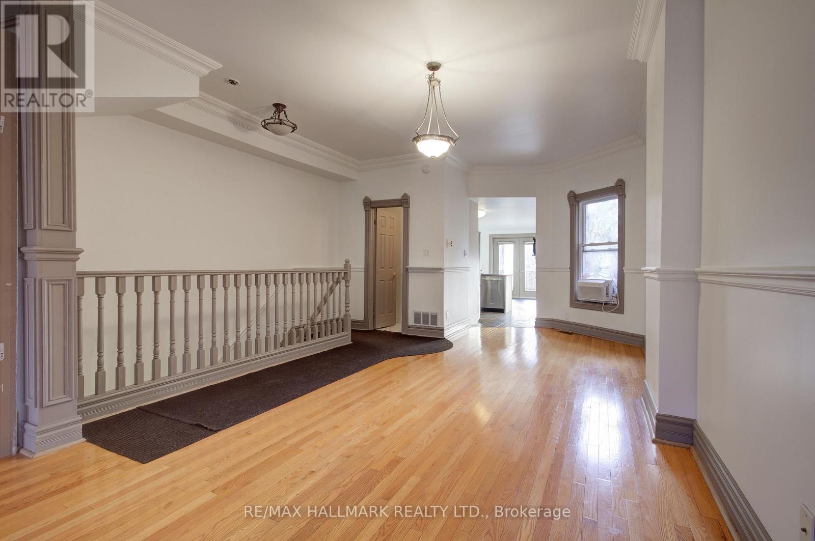 Upper - 39 Grange Avenue, Toronto, Ontario  M5T 1C6 - Photo 5 - C12682616