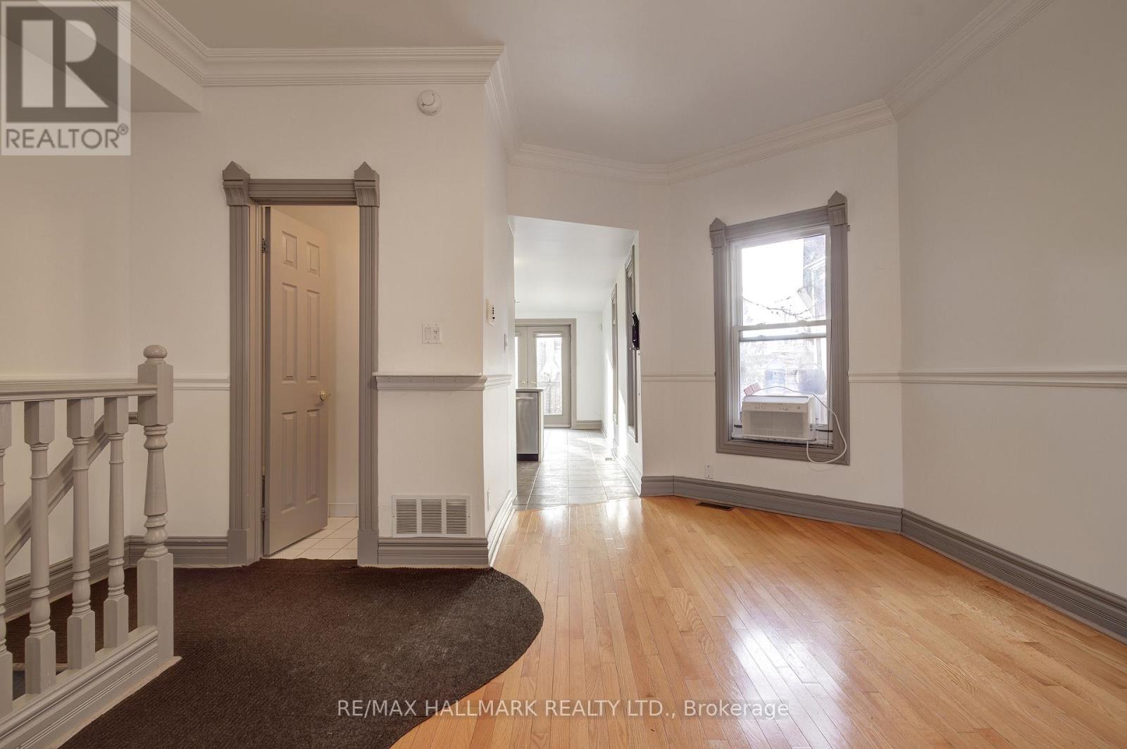 Upper - 39 Grange Avenue, Toronto, Ontario  M5T 1C6 - Photo 7 - C12682616