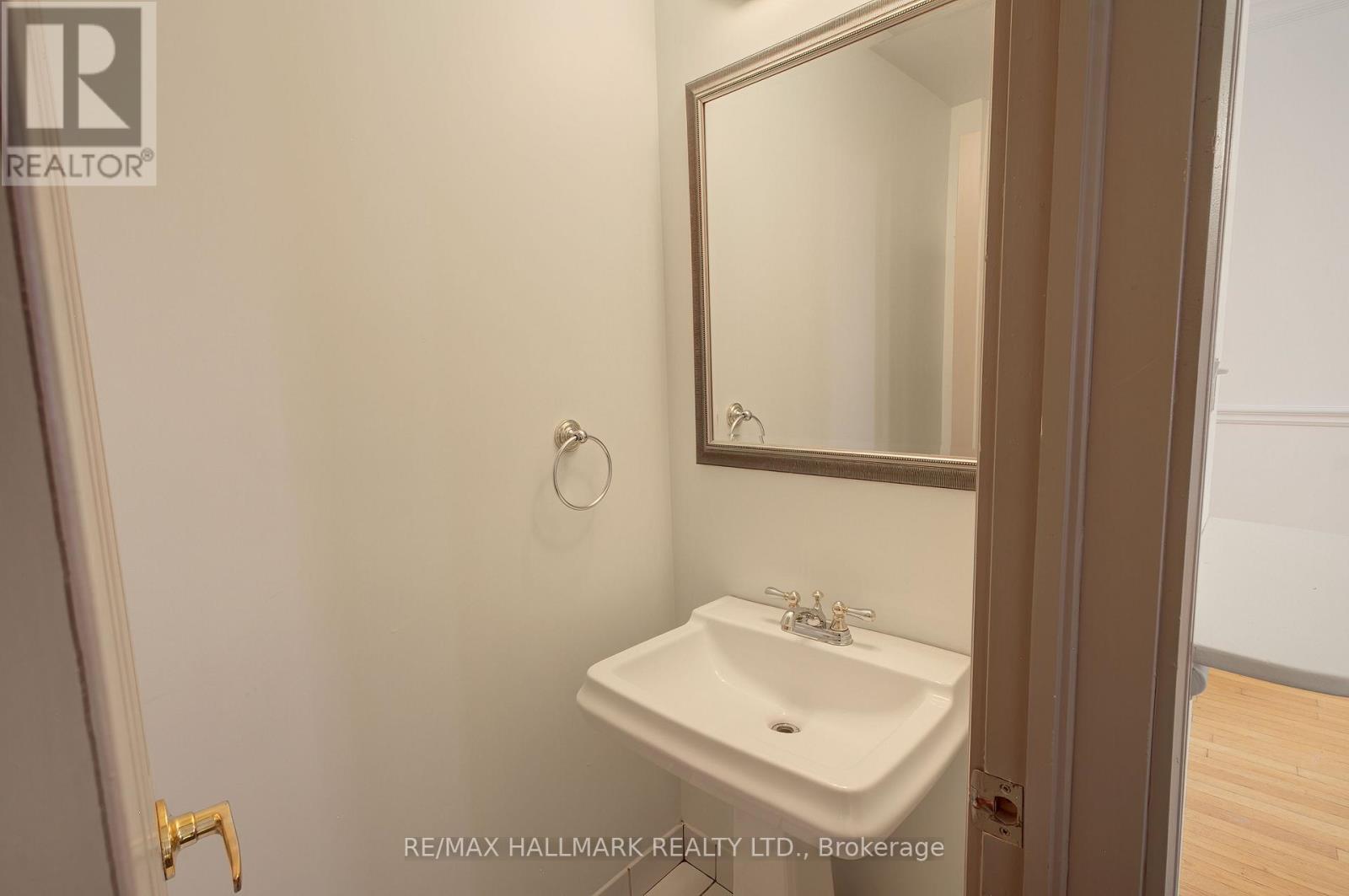 Upper - 39 Grange Avenue, Toronto, Ontario  M5T 1C6 - Photo 8 - C12682616