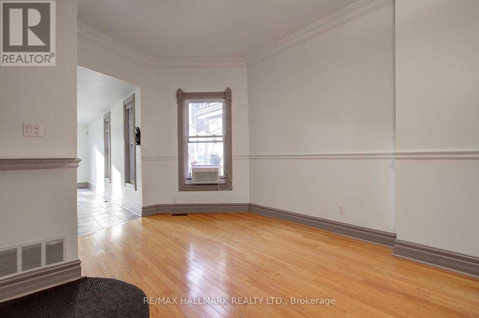 Upper - 39 Grange Avenue, Toronto, Ontario  M5T 1C6 - Photo 9 - C12682616