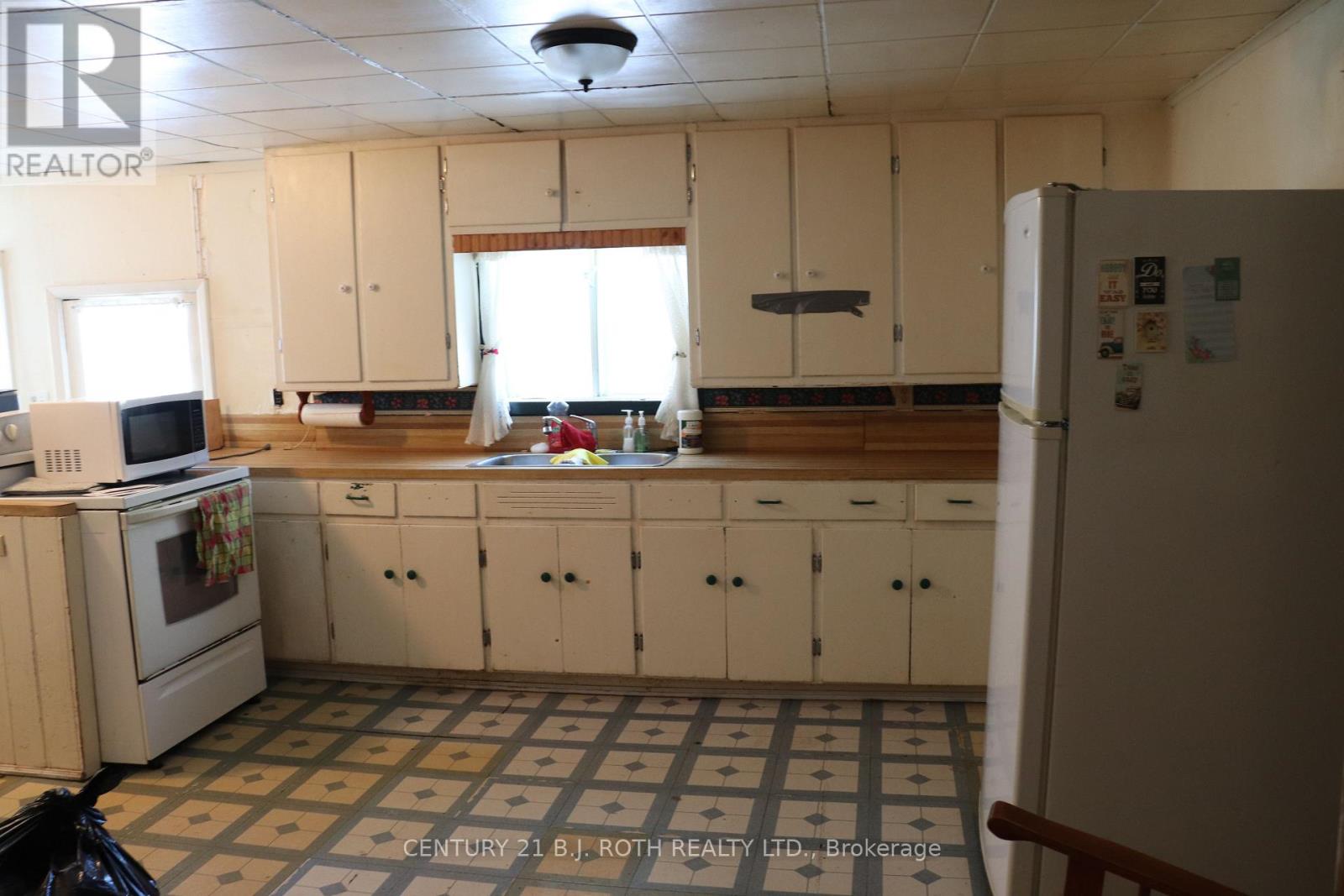 430 Farquhar Street, Gravenhurst, Ontario  P1P 1E4 - Photo 3 - X12682626