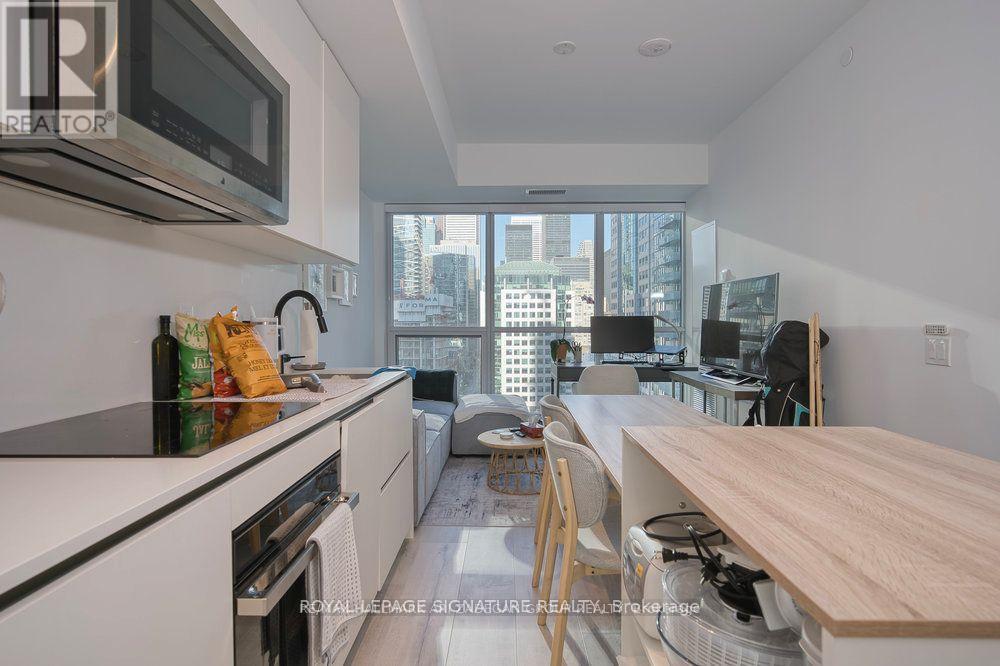 1408 - 327 King Street W, Toronto, Ontario  M5V 0W7 - Photo 3 - C12682724