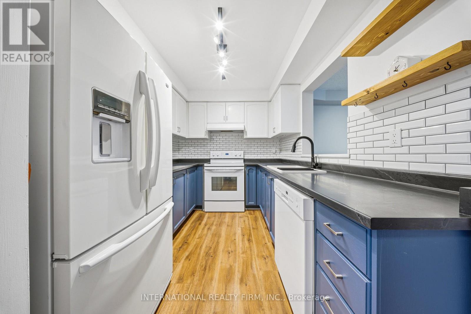 187 Park Drive, Whitchurch-Stouffville, Ontario  L4A 1J8 - Photo 5 - N12682732