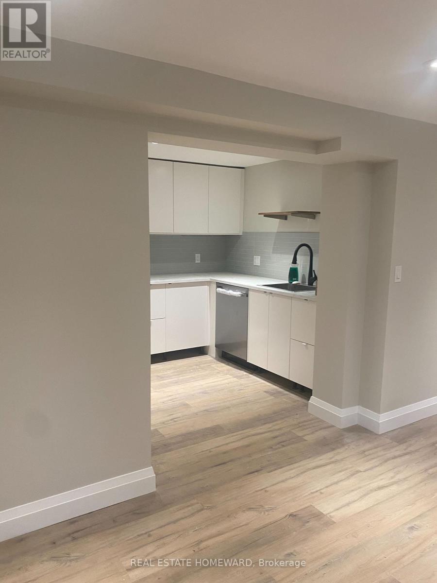 Lower - 624 Indian Road, Toronto, Ontario  M6P 2C6 - Photo 8 - W12682734