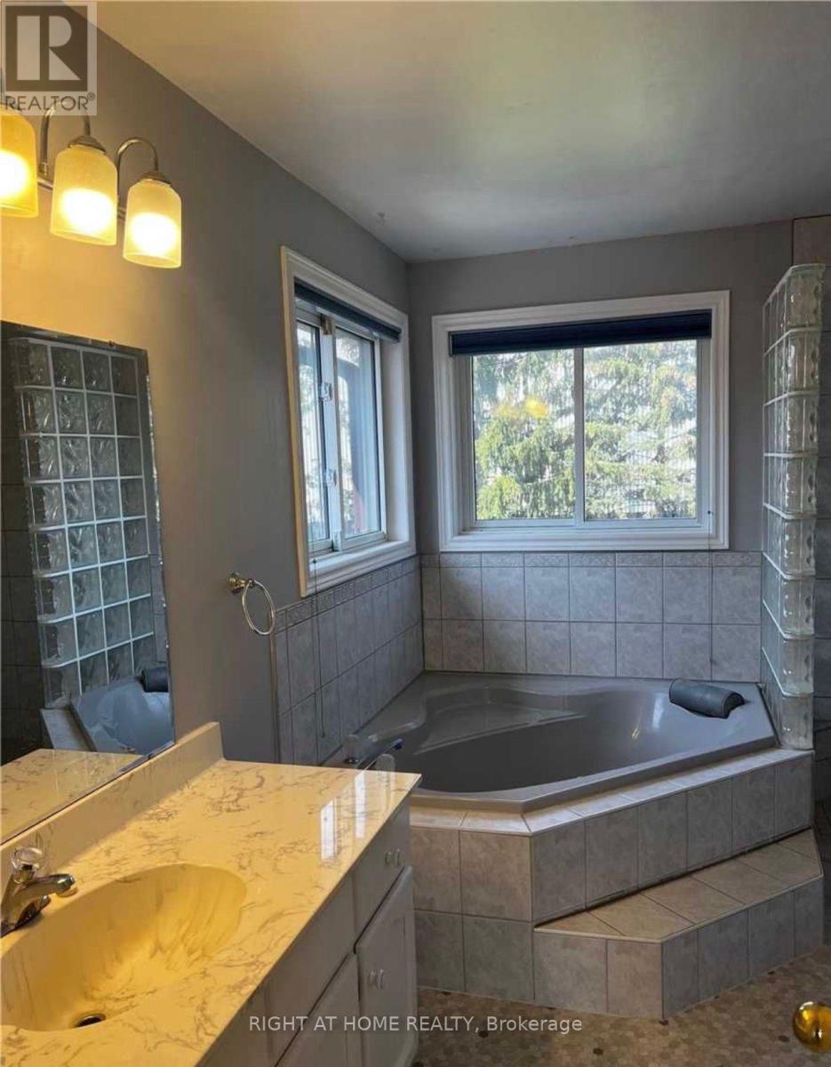 43 Doris Crescent, Newmarket, Ontario  L3Y 7V3 - Photo 9 - N12682778