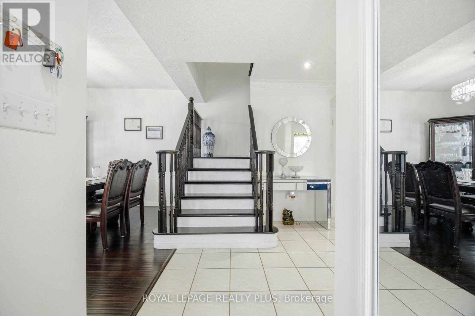 387 Brisdale Drive, Brampton, Ontario  L7A 3K7 - Photo 9 - W12682804