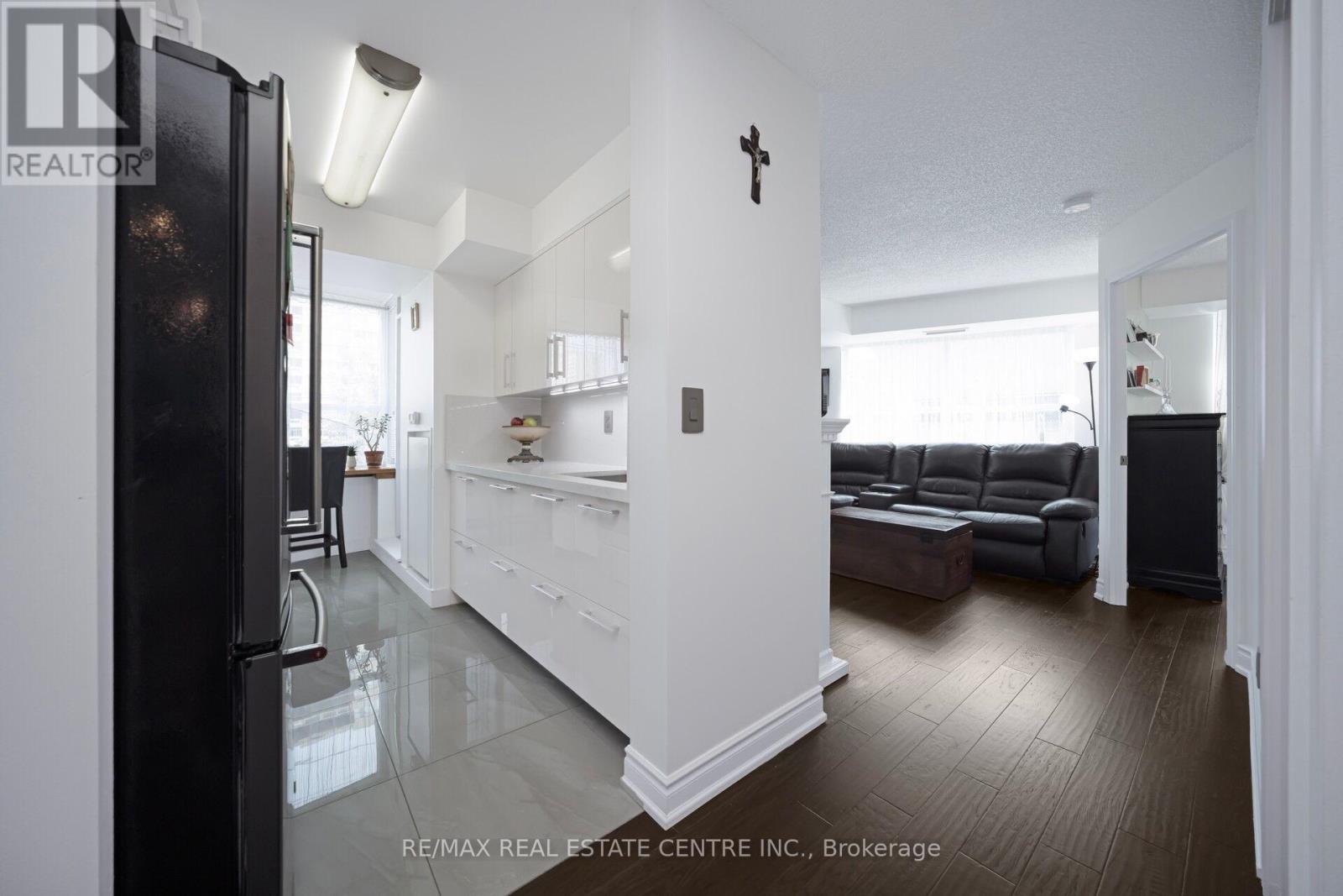 302 - 1 Elm Drive, Mississauga, Ontario  L5B 4M1 - Photo 11 - W12682832