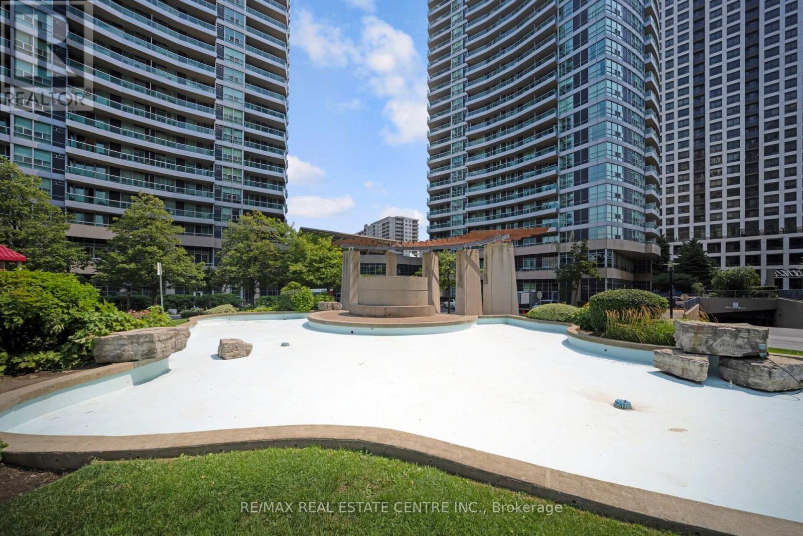 302 - 1 Elm Drive, Mississauga, Ontario  L5B 4M1 - Photo 2 - W12682832