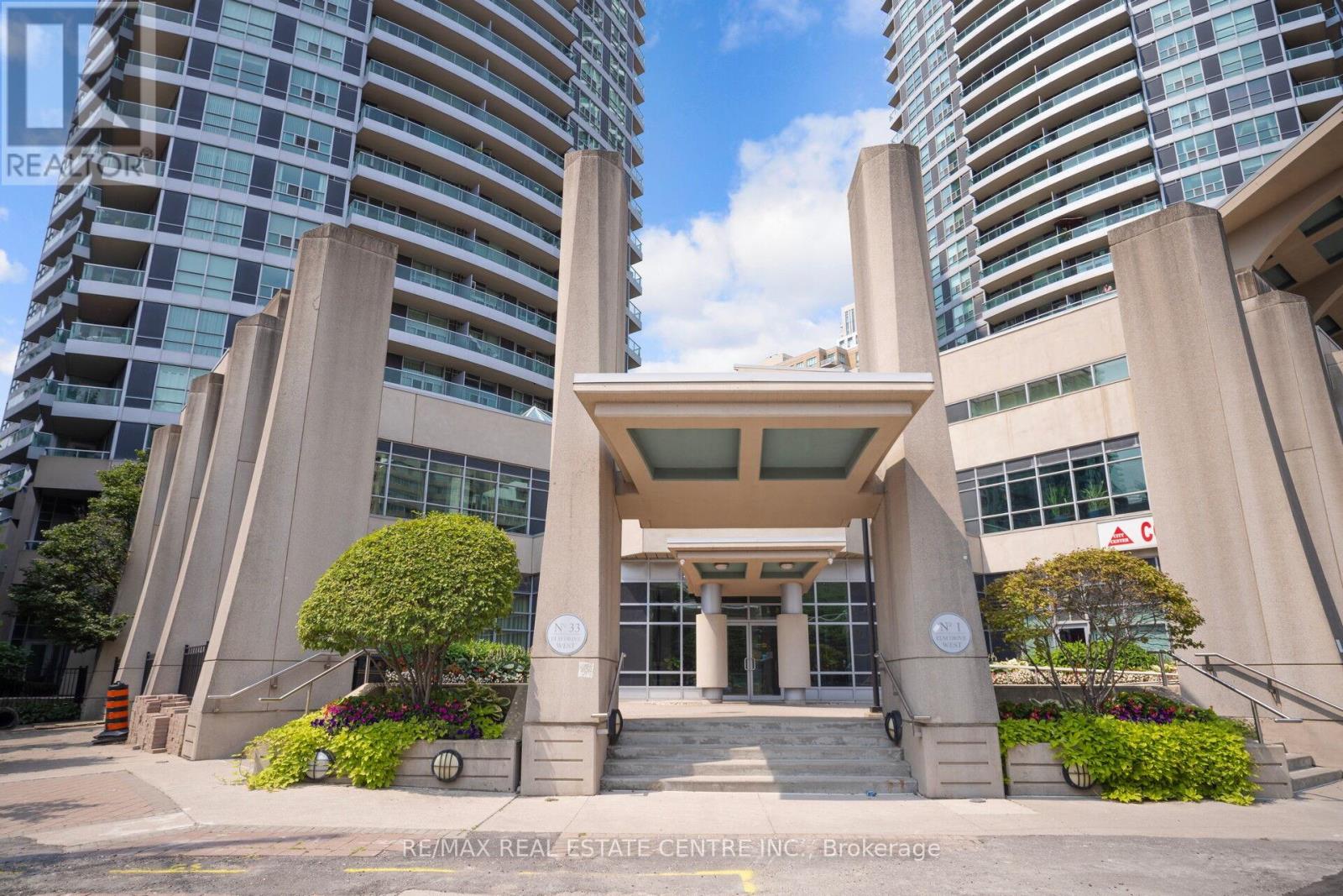 302 - 1 Elm Drive, Mississauga, Ontario  L5B 4M1 - Photo 3 - W12682832
