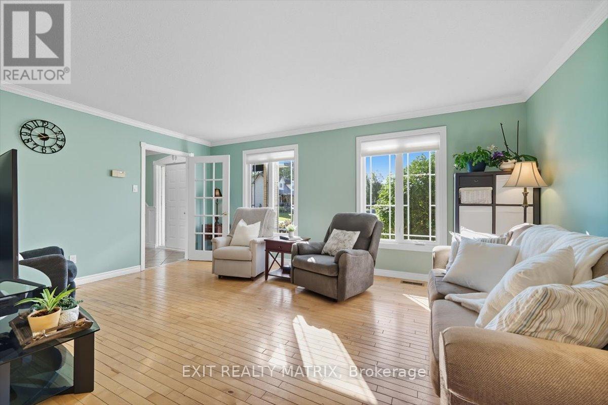 159 Dunlop Crescent, Russell, Ontario  K4R 1B3 - Photo 9 - X12436912