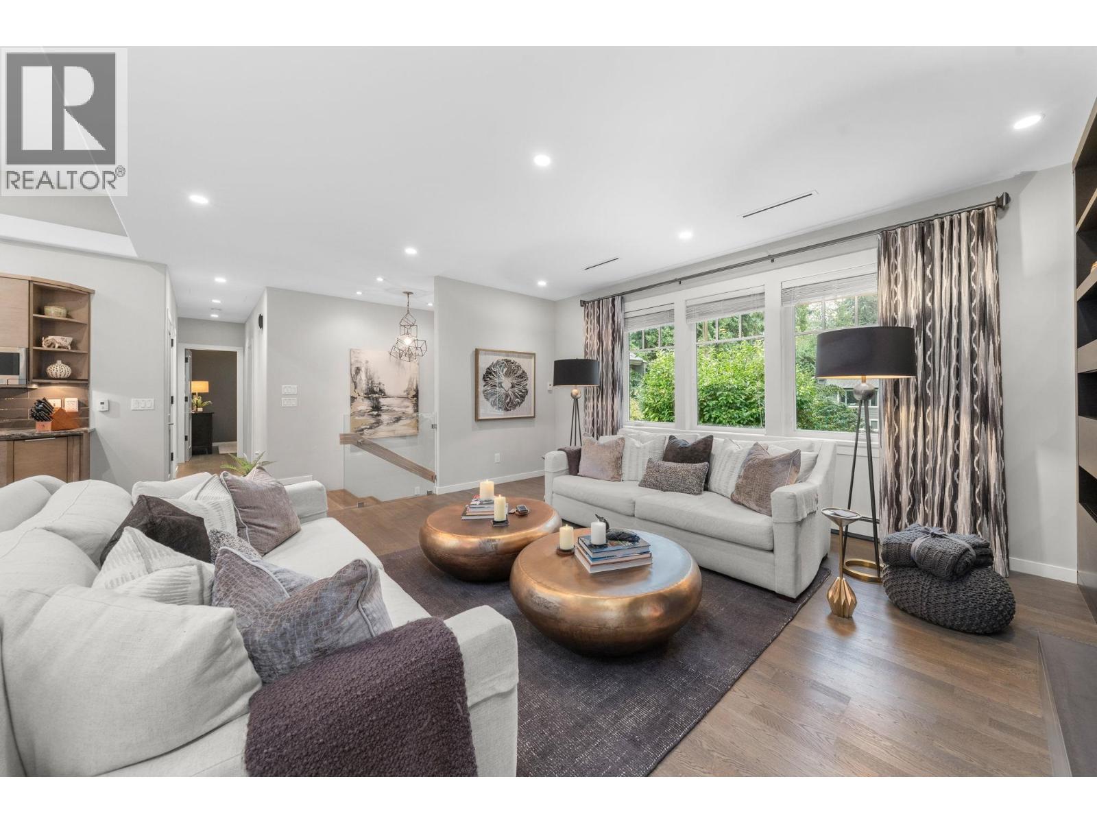 2140 Pemberton Avenue, North Vancouver, British Columbia  V7P 2T1 - Photo 2 - R3077963