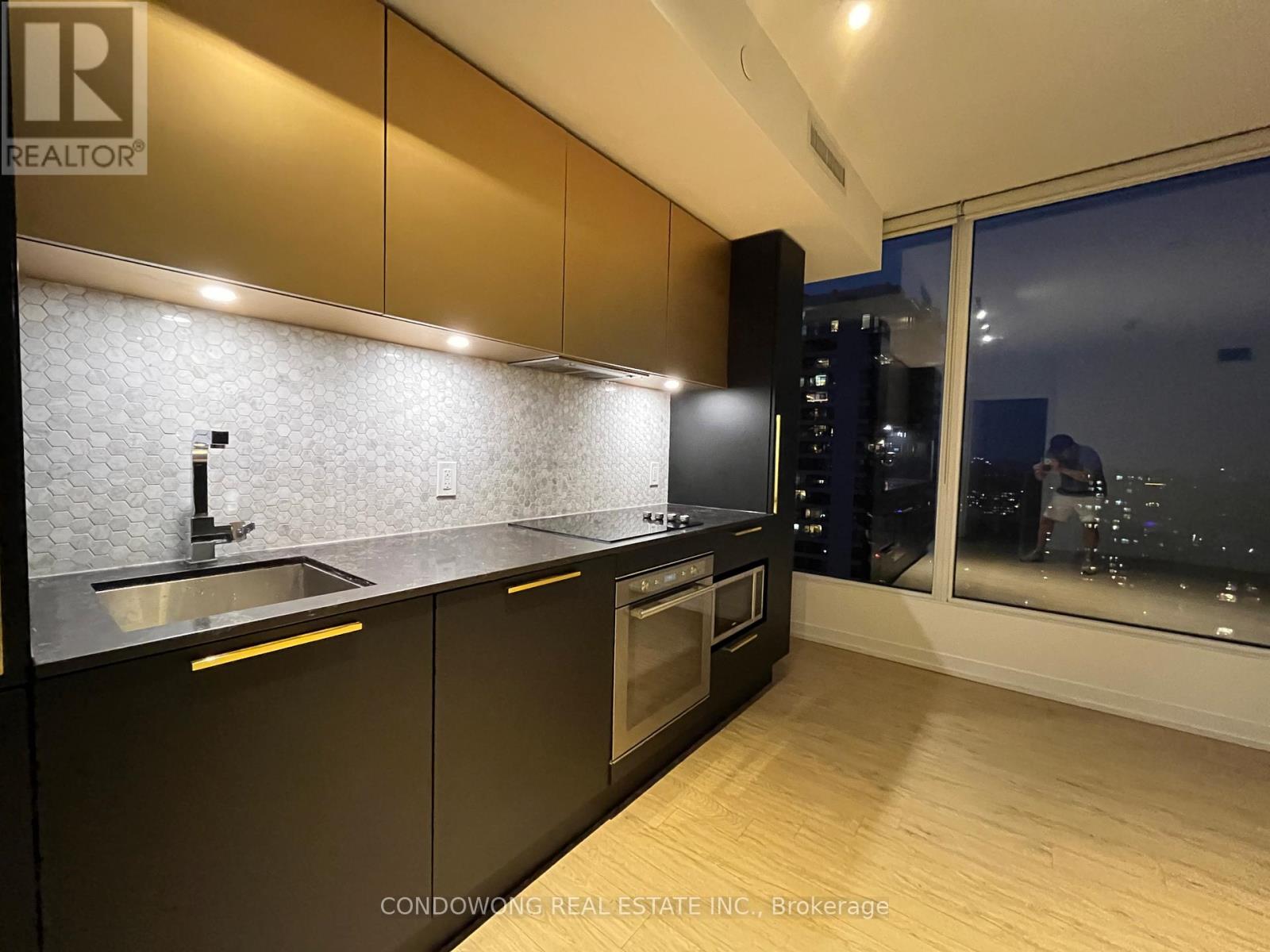 2716 - 85 WOOD STREET, Toronto, Ontario