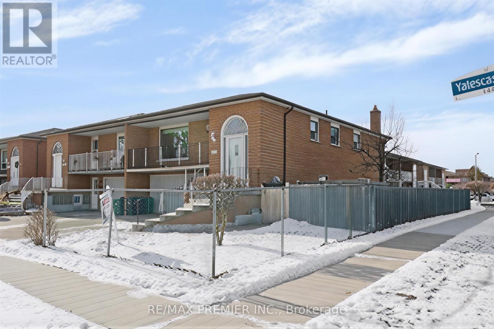 148 Yatescastle Drive, Toronto, Ontario  M3L 2L9 - Photo 2 - W12657520