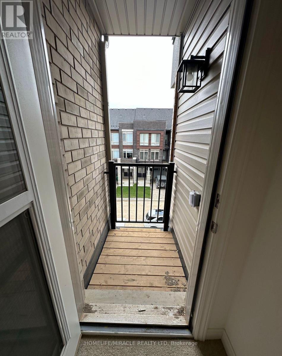 18 Arrowview Drive, Brampton, Ontario  L7A 5H7 - Photo 4 - W12682842