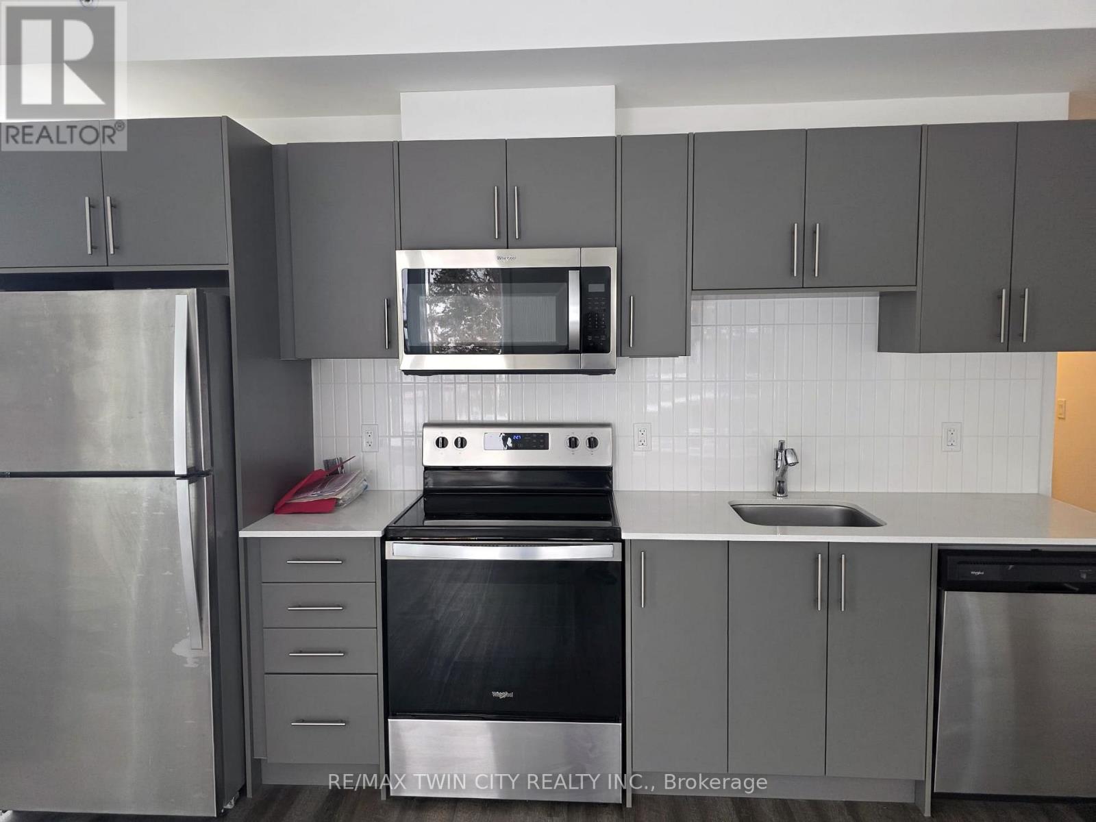 202 - 107 Roger Street, Waterloo, Ontario  N2J 1A4 - Photo 2 - X12678022