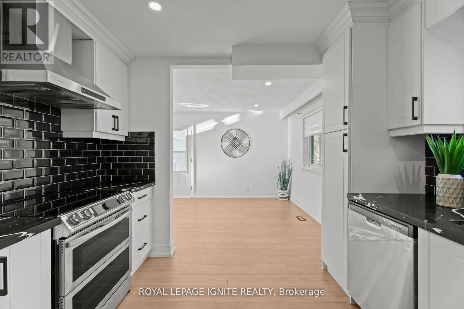 7 Isherwood Court, Mississauga, Ontario  L5M 1E6 - Photo 10 - W12682918