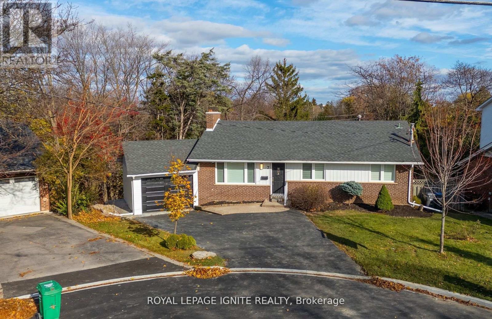 7 Isherwood Court, Mississauga, Ontario  L5M 1E6 - Photo 3 - W12682918