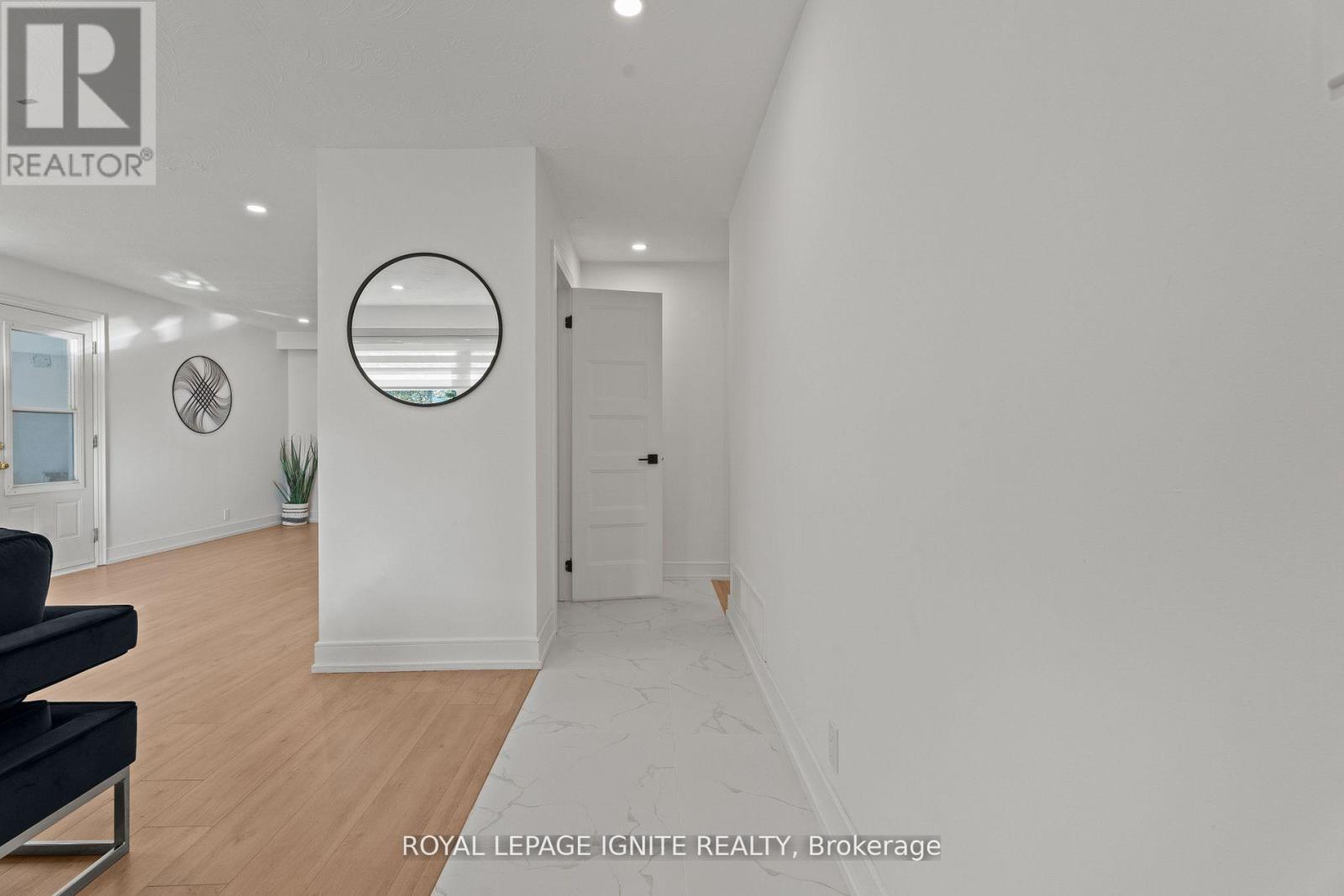 7 Isherwood Court, Mississauga, Ontario  L5M 1E6 - Photo 4 - W12682918