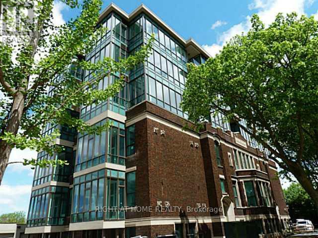 <div class="slider-price">$2,295 Monthly</div><p>102 - 50 Murray Street W, Hamilton, Ontario</p>