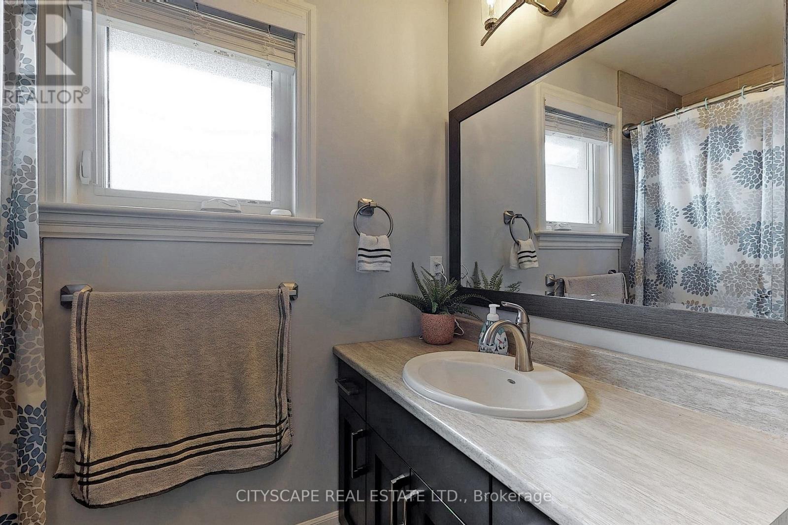 52 Crews Crescent, Quinte West, Ontario  K8V 0G3 - Photo 21 - X12682930