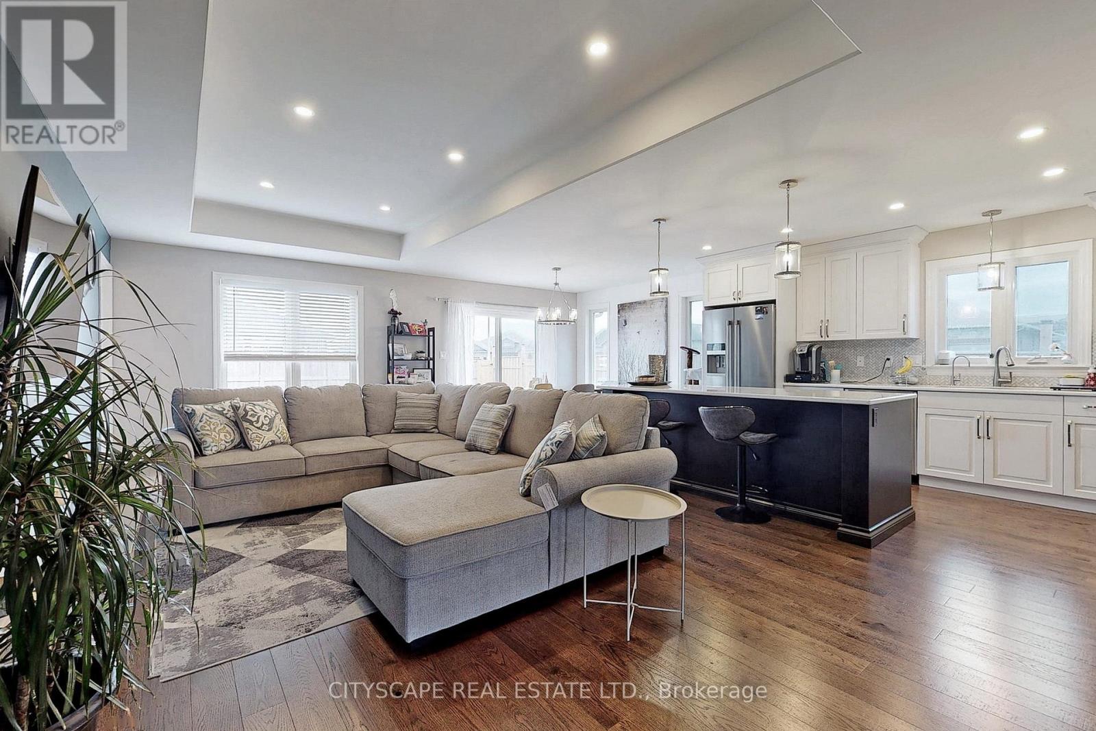 52 Crews Crescent, Quinte West, Ontario  K8V 0G3 - Photo 4 - X12682930