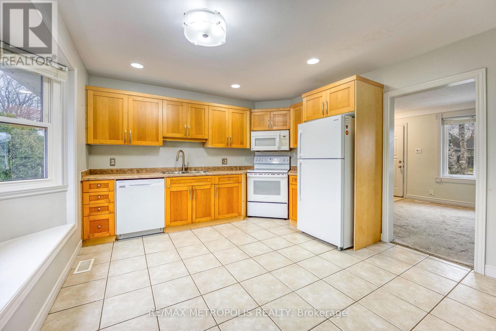 704 Houser Street, Point Edward, Ontario  N7V 1A9 - Photo 11 - X12682932