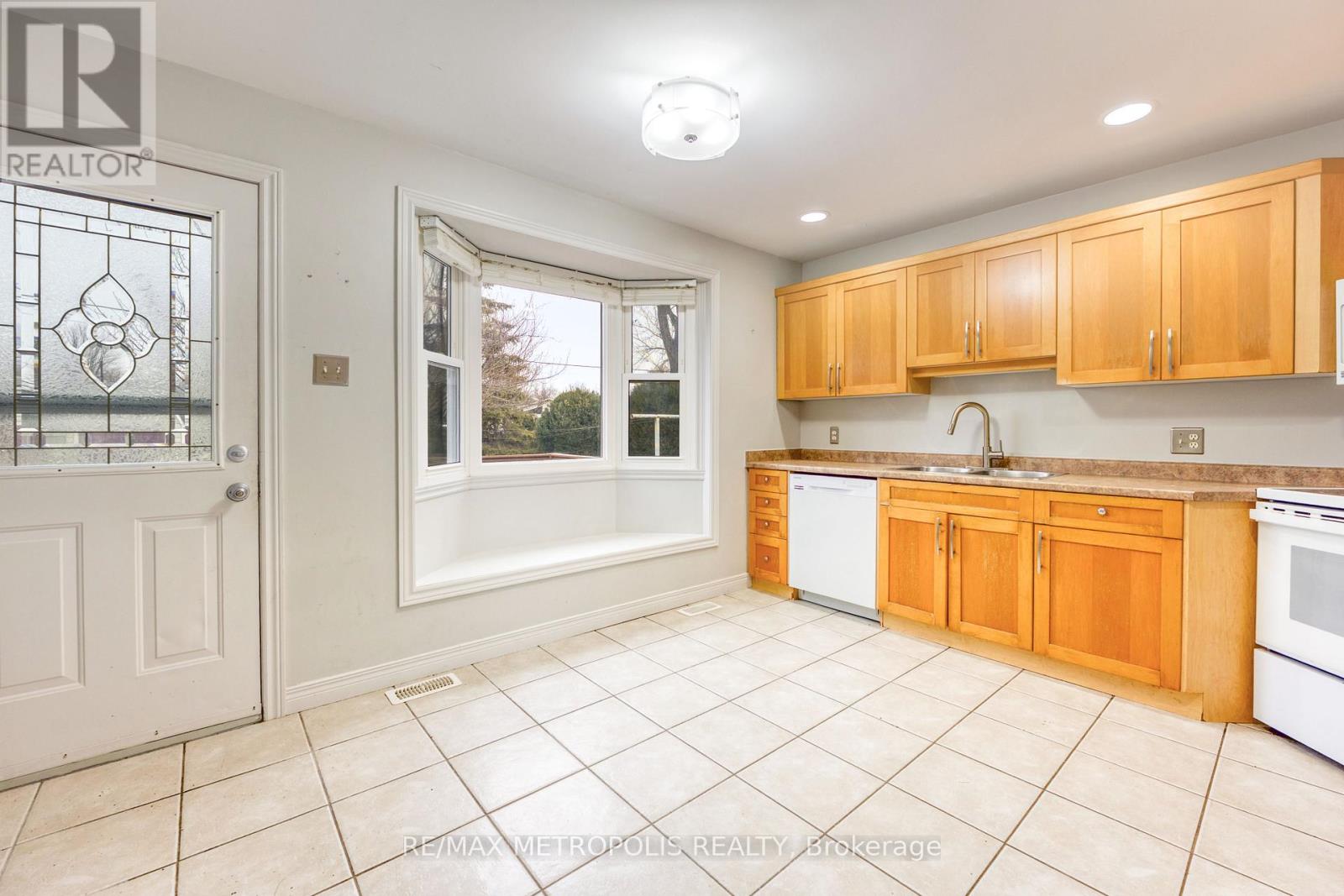 704 Houser Street, Point Edward, Ontario  N7V 1A9 - Photo 13 - X12682932