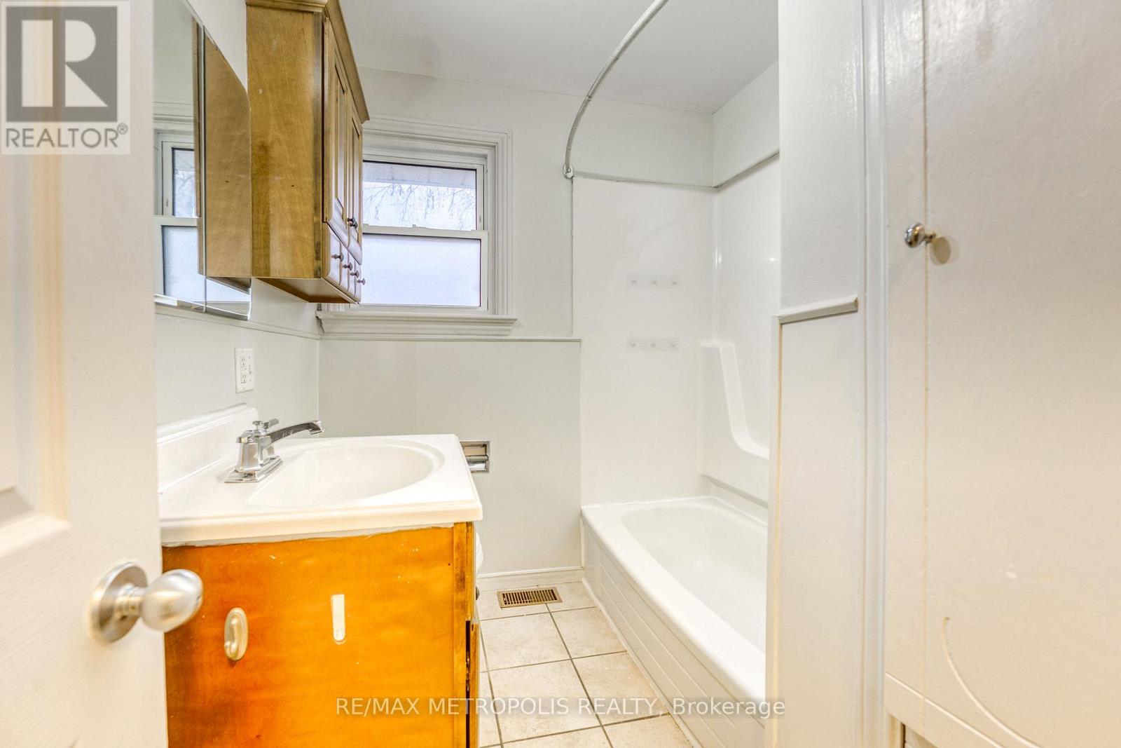 704 Houser Street, Point Edward, Ontario  N7V 1A9 - Photo 22 - X12682932