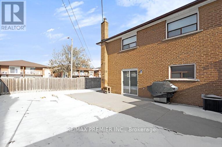 148 Yatescastle Drive, Toronto, Ontario  M3L 2L9 - Photo 32 - W12657520