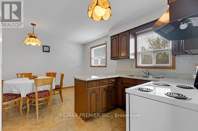 148 Yatescastle Drive, Toronto, Ontario  M3L 2L9 - Photo 15 - W12657520