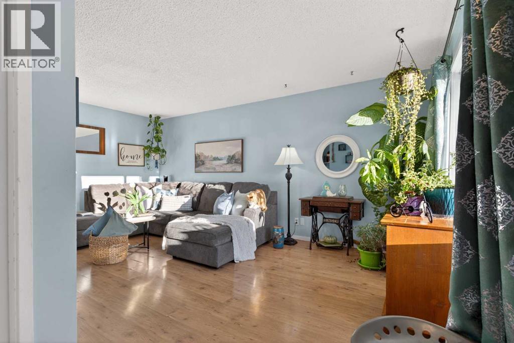 660 Whiteridge Road Ne, Calgary, Alberta  T1Y 2Y8 - Photo 3 - A2277881