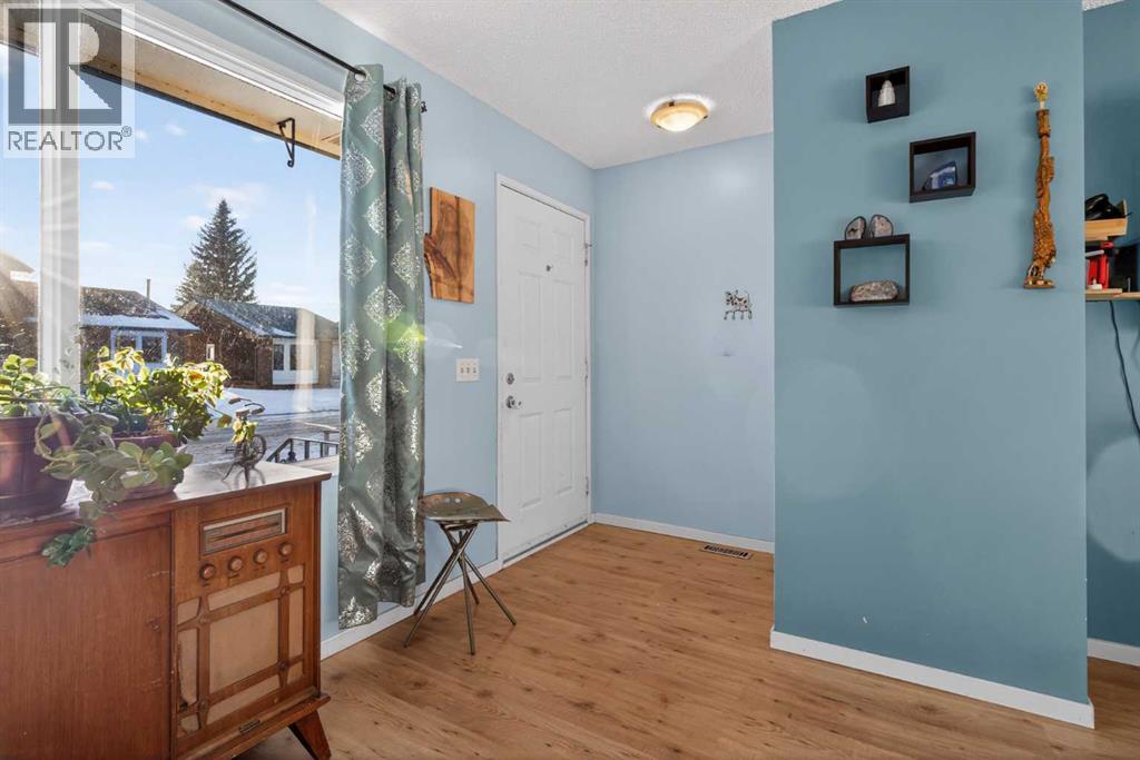 660 Whiteridge Road Ne, Calgary, Alberta  T1Y 2Y8 - Photo 2 - A2277881