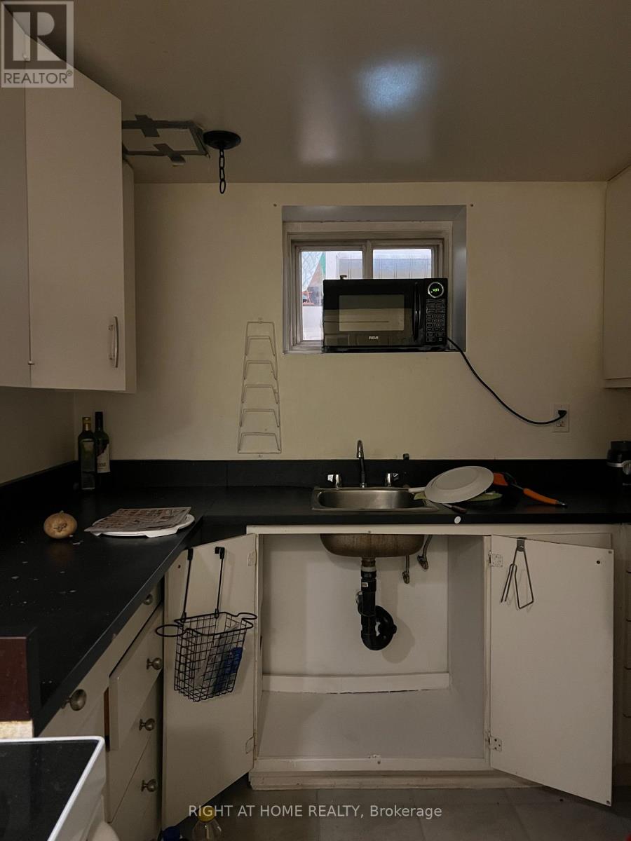 Main/lower Bsmt - 14 Tofield Crescent, Toronto, Ontario  M9W 2B9 - Photo 16 - W12683000