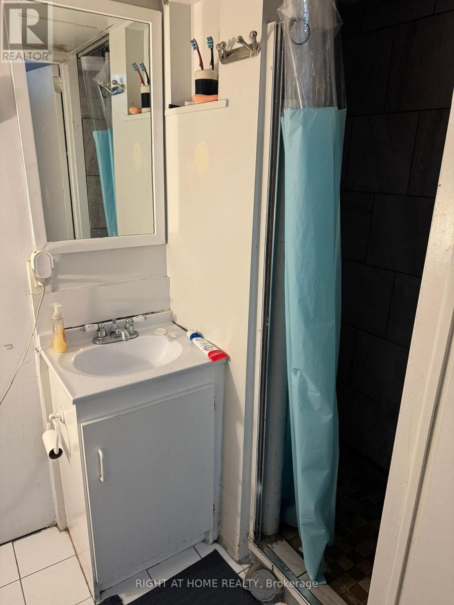 Main/lower Bsmt - 14 Tofield Crescent, Toronto, Ontario  M9W 2B9 - Photo 21 - W12683000