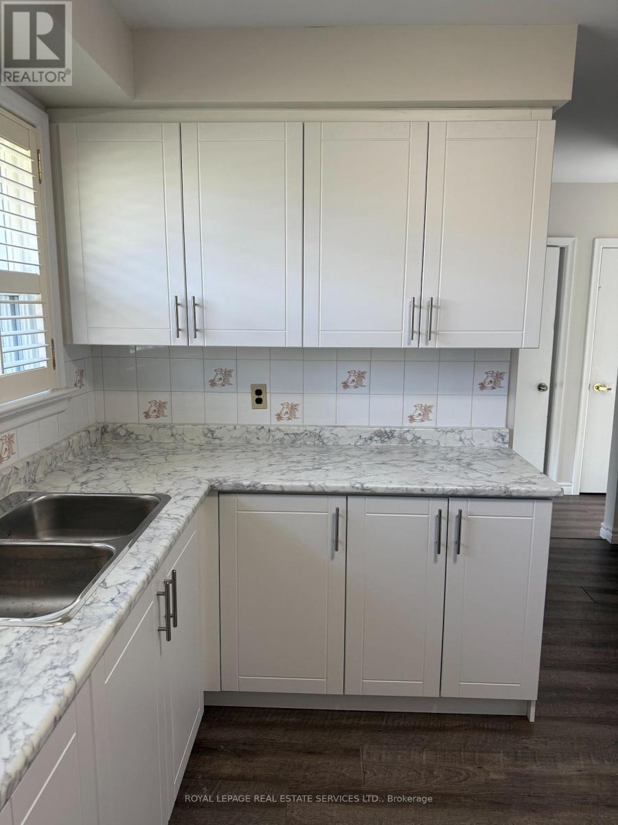 365 Sandhurst Drive, Oakville (Wo West), Ontario  L6L 4L1 - Photo 13 - W12683038