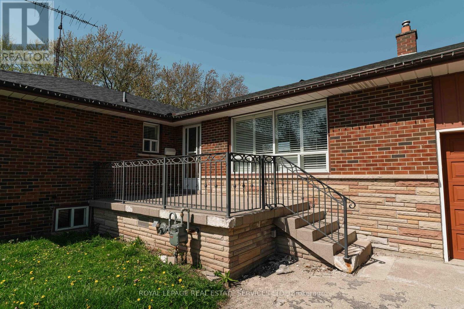 365 Sandhurst Drive, Oakville, Ontario  L6L 4L1 - Photo 5 - W12683038