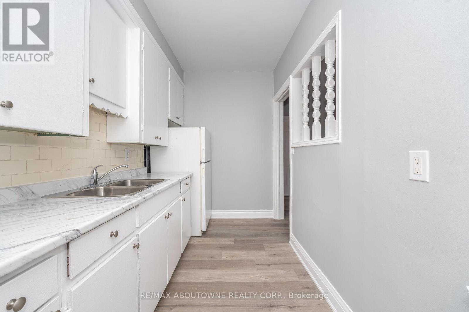 3 - 486 Holtby Avenue, Burlington, Ontario  L7R 2R3 - Photo 12 - W12683092