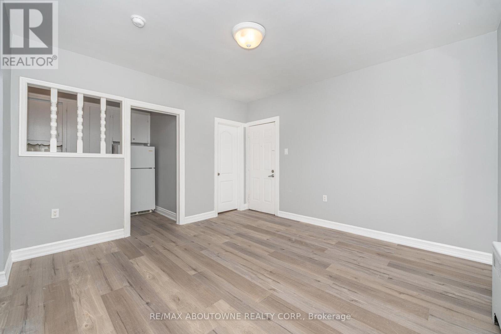 3 - 486 Holtby Avenue, Burlington, Ontario  L7R 2R3 - Photo 8 - W12683092