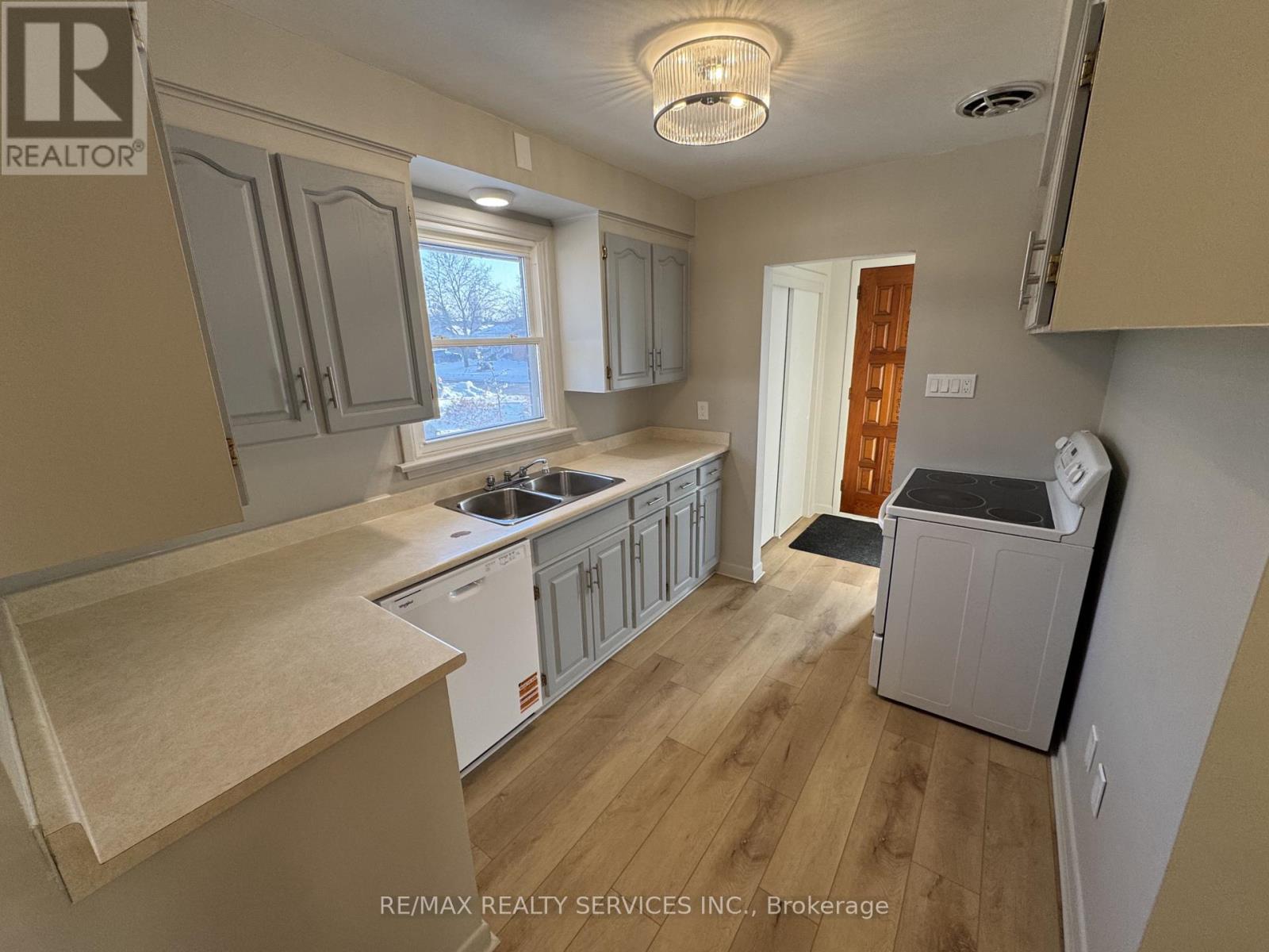 44 Carlyle Crescent, Brampton, Ontario  L6W 2Z1 - Photo 3 - W12683152