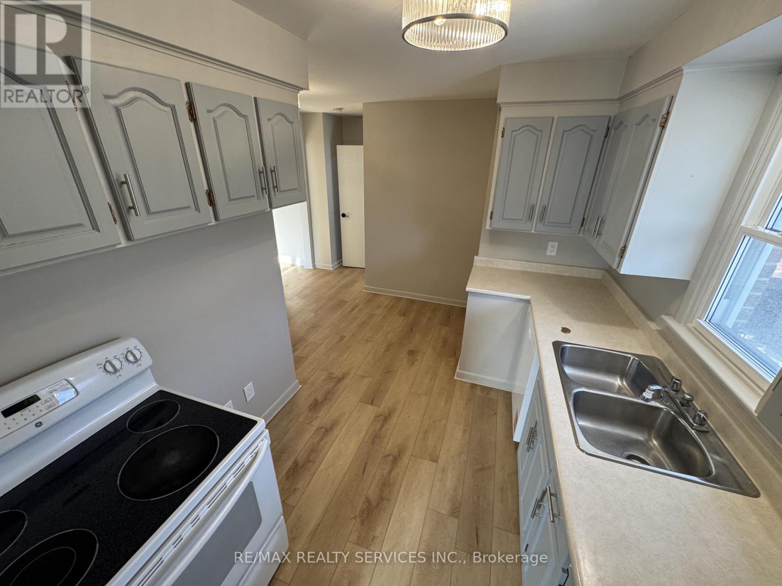 44 Carlyle Crescent, Brampton, Ontario  L6W 2Z1 - Photo 4 - W12683152