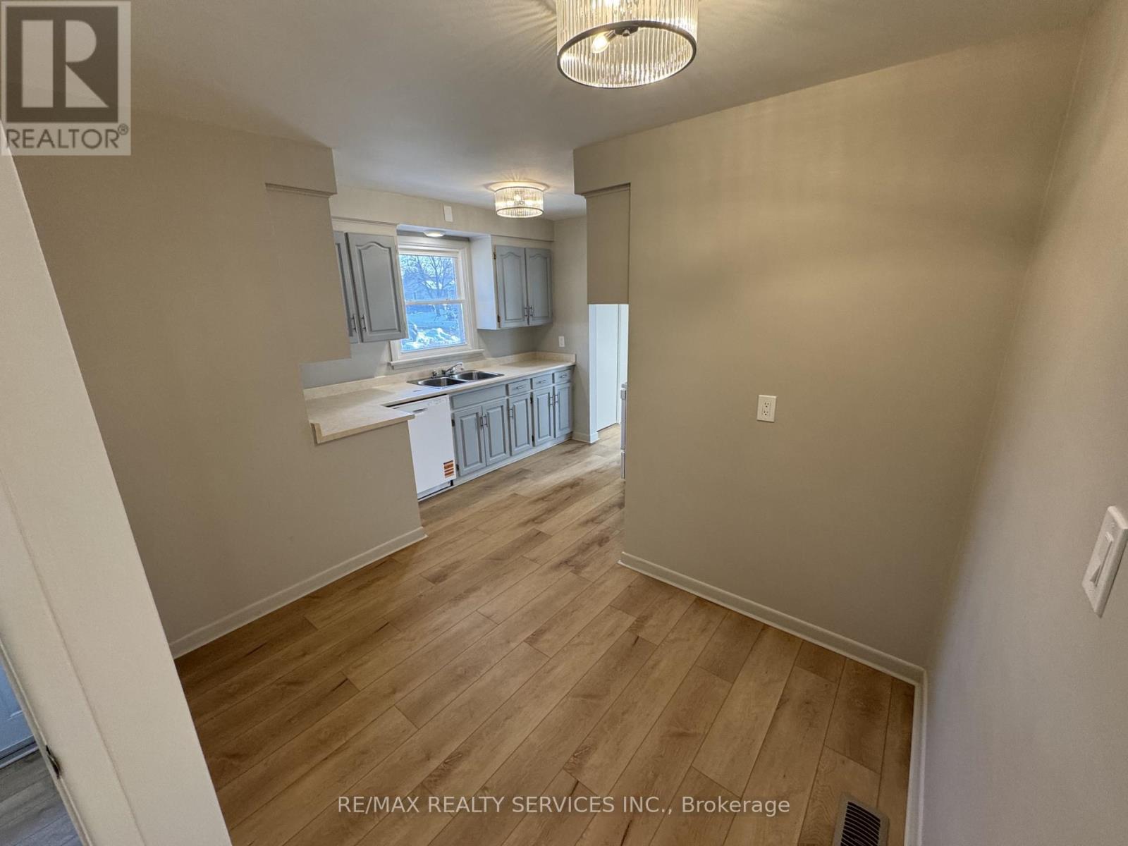 44 Carlyle Crescent, Brampton, Ontario  L6W 2Z1 - Photo 5 - W12683152