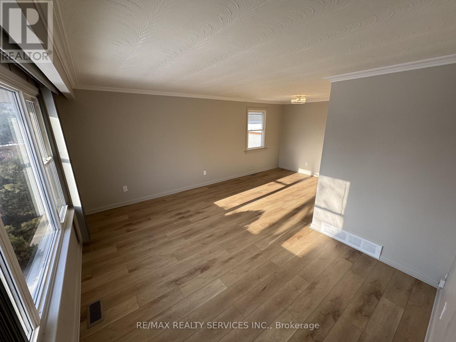 44 Carlyle Crescent, Brampton, Ontario  L6W 2Z1 - Photo 6 - W12683152