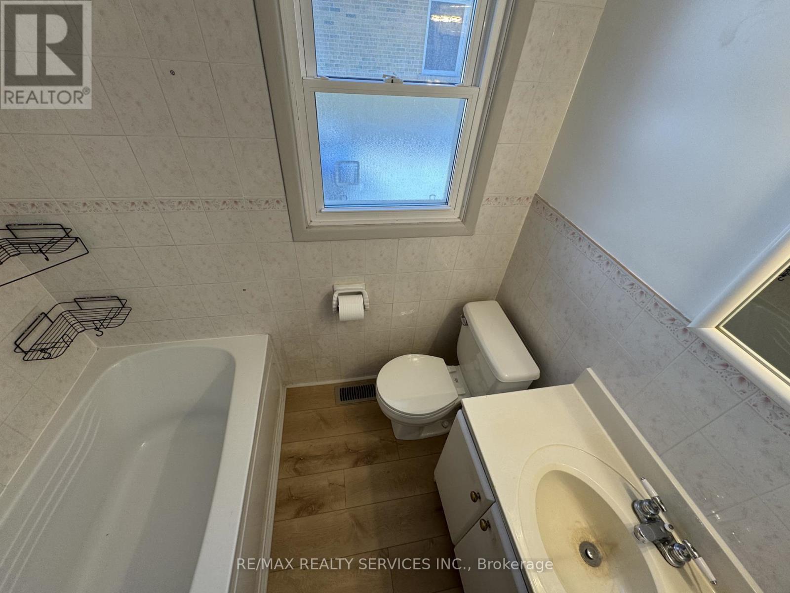 44 Carlyle Crescent, Brampton, Ontario  L6W 2Z1 - Photo 8 - W12683152