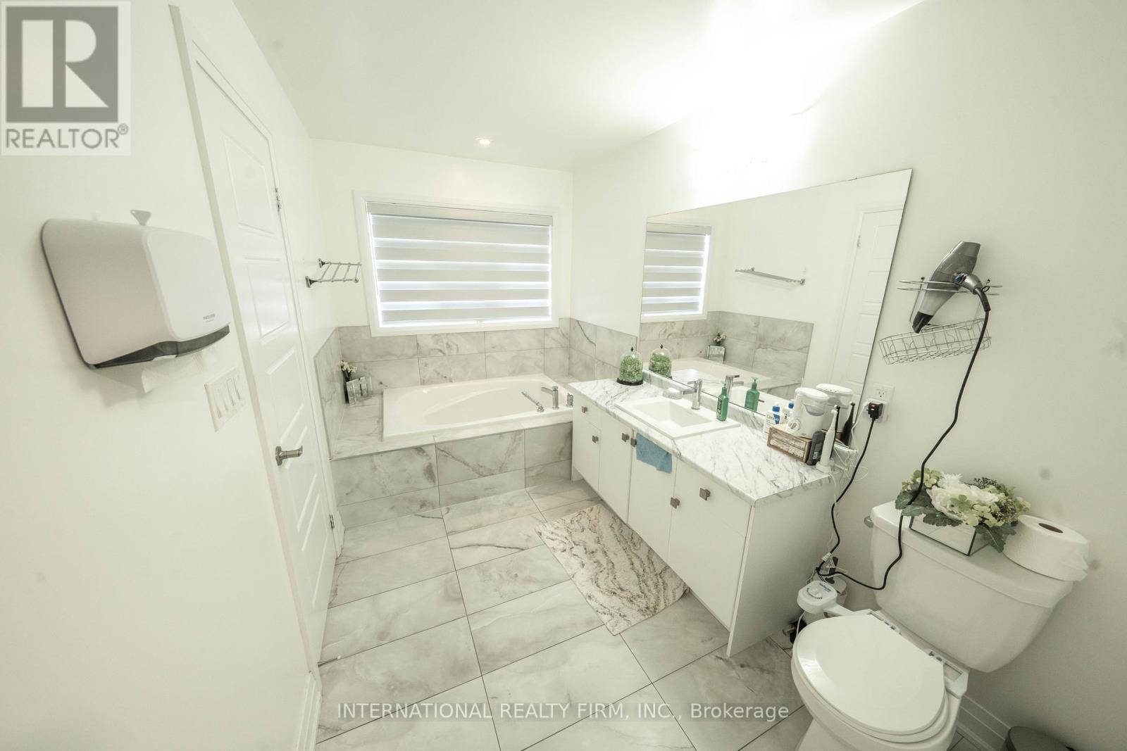 61 Tiberini Way, Bradford West Gwillimbury, Ontario  L3Z 4K3 - Photo 31 - N12683226